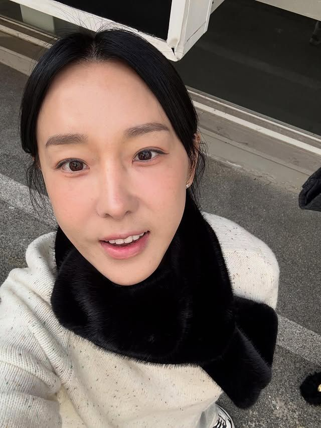  “인중축소 후 인상 확 달라졌네” 이지혜, 동안 미모 뽐낸 근황 [AI 포토컷]