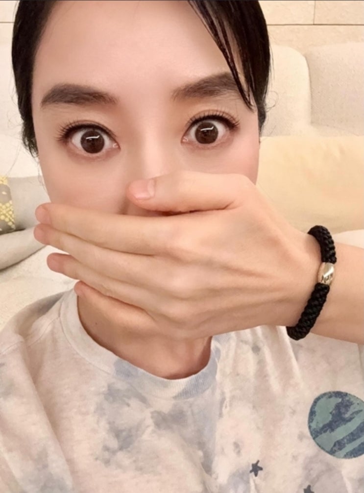   55세 김혜수 맞아? 필통 꽂고 다리 찢고… ‘B컷’만으로 난리 난 이유