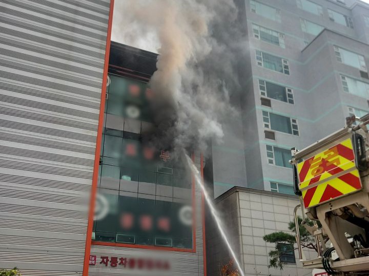 행신동 <b>자동차검사소 화재</b> 불 ! 40대 <b>소방관 심정지</b> 병원 이송... 