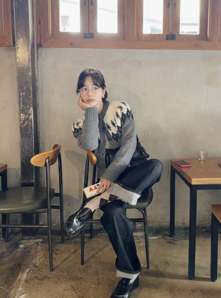  [셀럽 패션] 흰티+청바지 레이어링 끝판왕 기은세 가디건 탐정 완료!