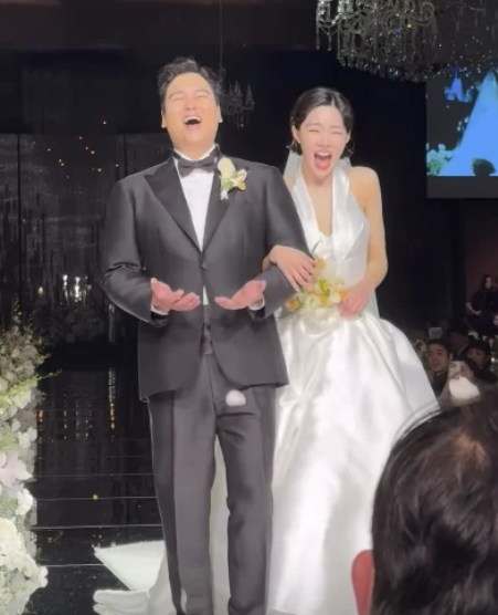 이장우 <b>조혜원</b> 초호화 <b>결혼식</b>…호텔 현수막·톱스타 라인업... 