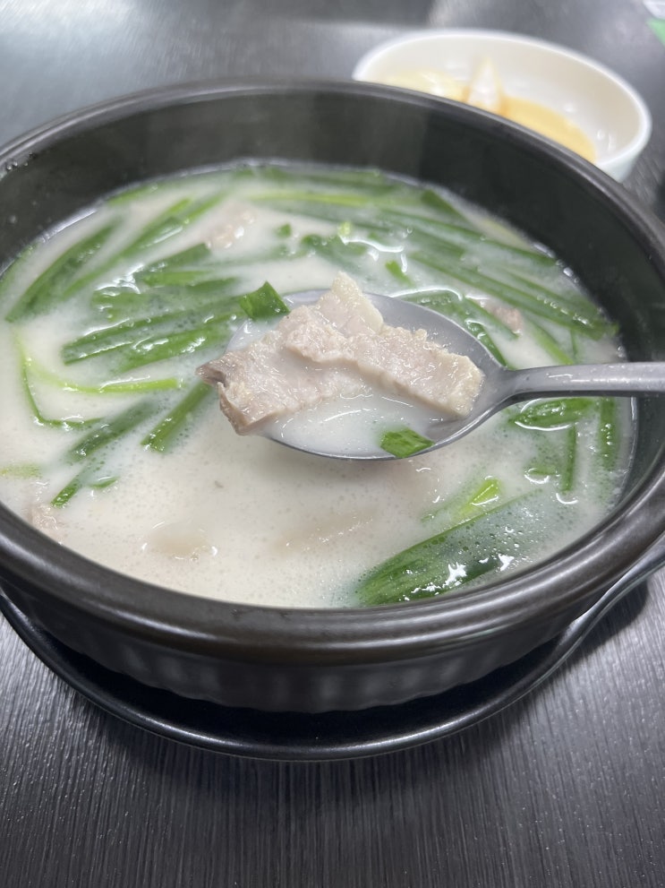  행복돼지국밥, 먹고 나오니 내가 행복한 돼지가 된 것 같아.(내덕동)
