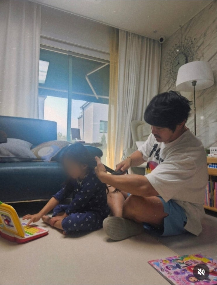   KCM, 13년간 숨긴 딸 공개 후… “줄줄이 공주 머리 요청 받습니다” 행복 폭발!