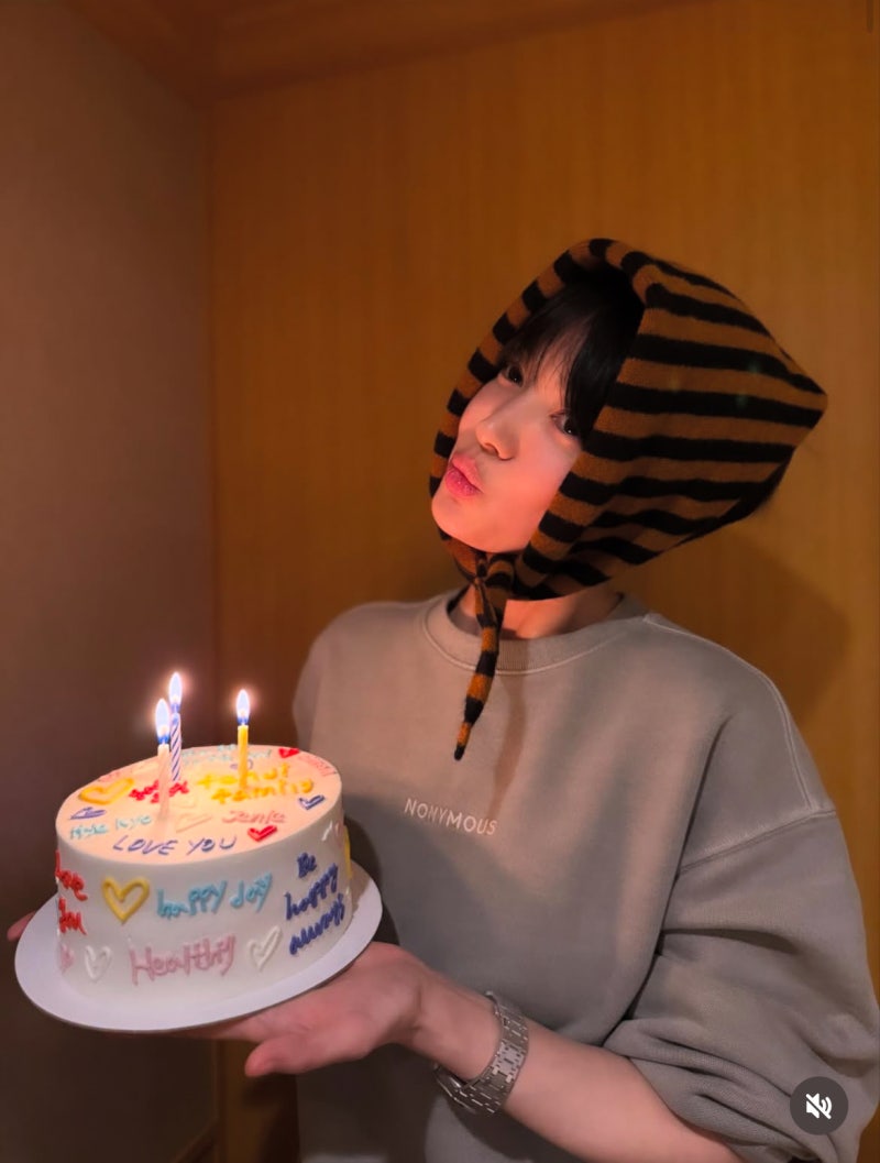 송혜교의 모자 패션 총정리｜바부슈카→버킷햇→캡모자, 꾸안꾸의 정석