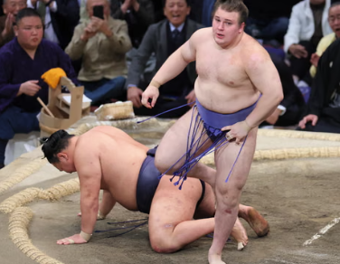 일본으로 피난간 <b>우크라</b> 청년, <b>스모 챔피언</b> 됐다