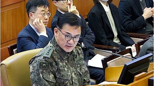 <b>윤석열</b> 충암고 후배라며 단물... <b>여인형</b>, 무릎 꿇고 <b>계엄</b> 불가... 