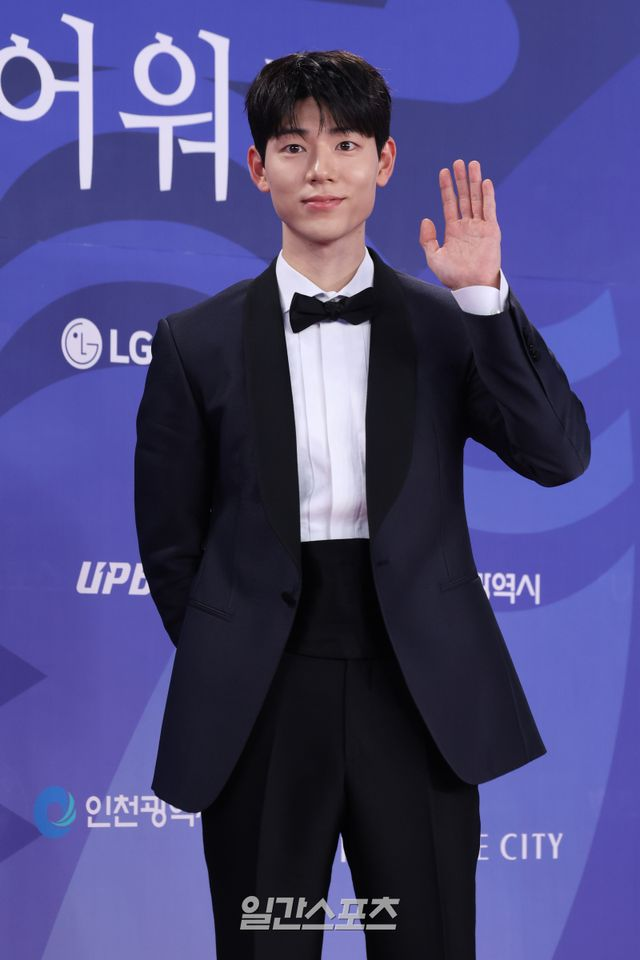 <b>배현성</b>, 연상호 신작 ‘<b>실낙원</b>’ “긍정 검토”…김현주와 <b>모자</b> 호....
