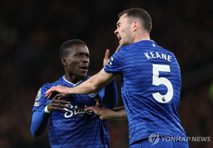 EPL <b>에버턴</b> 게예, 경기 도중 팀 <b>동료 폭행</b> 후 <b>퇴장</b>…그리고 그... 