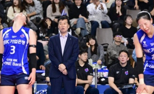 <b>감독</b> 사퇴까지..." 최하위 추락한 IBK, '레전드' <b>여오현</b> <b>대행</b>... 
