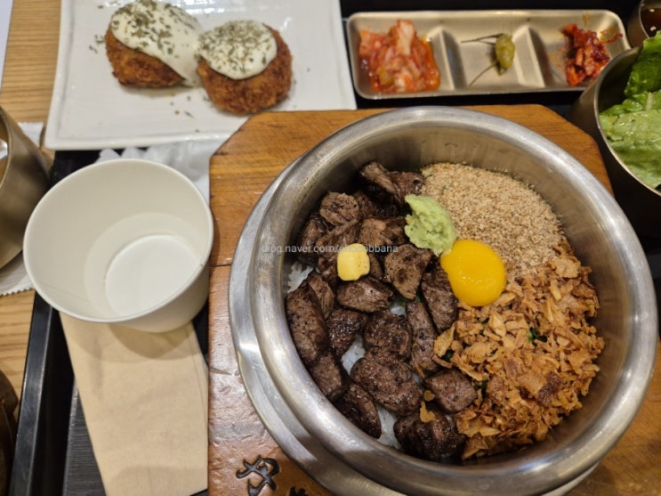  단정 솥밥 스테이크 솥밥과 고등어 전복가리비 솥밥 그리고 고로케 깔끔한 한식