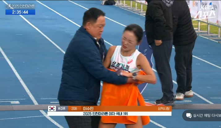 <b>마라톤</b> 이수민 선수 결승선 <b>신체접촉 논란</b>의 장면