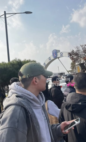   윤유선, 아들 군 입대 현장 공개… “건강하게 잘 다녀와” 애틋한 배웅