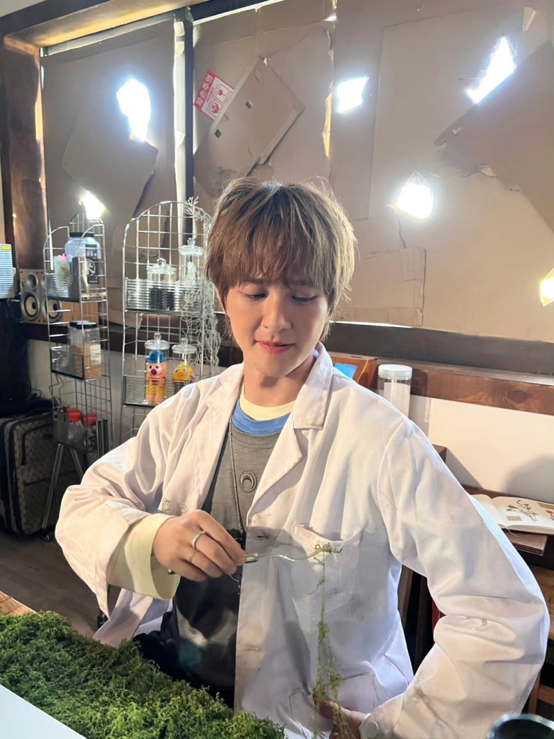 SHINee Onew's ALO Glasses on Instagram and YouTube