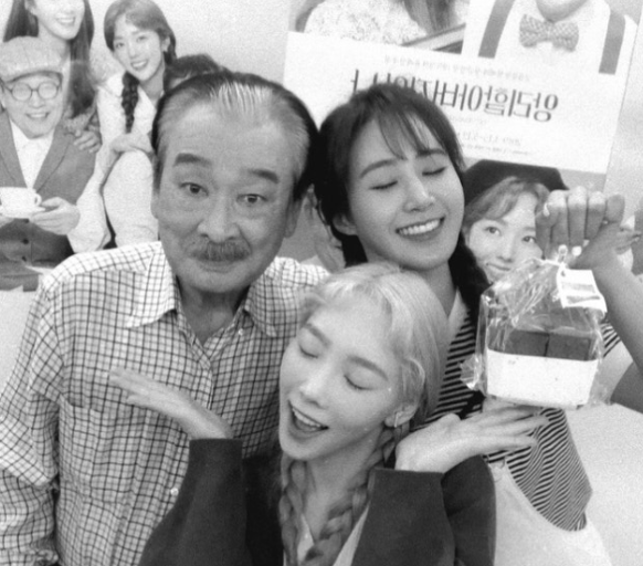   태연이 올린 흑백 사진… 고(故) 이순재를 향한 조용한 ‘기도’