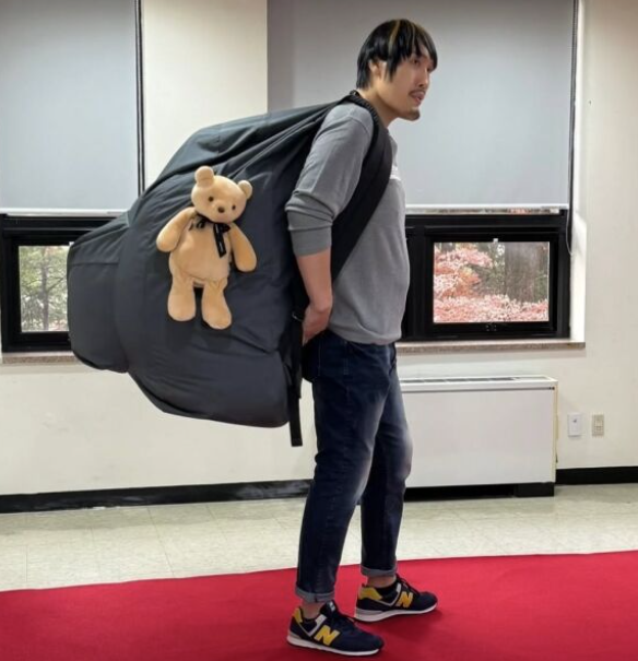   ‘217cm’ 최홍만, 공항을 뒤덮은 백팩? 팬들도 빵 터진 이유