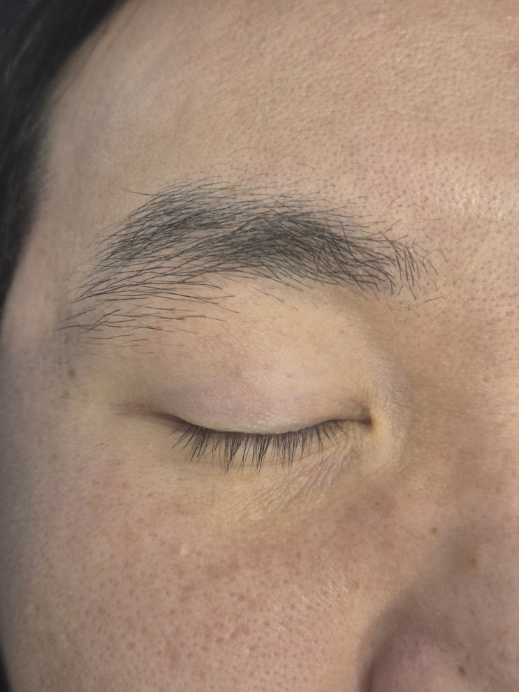  남자 눈썹 왁싱 그리거나 보정 없는 찐 비포, 애프터 사진입니다. 원장이 직접 시술하는 영등포 남자 왁싱샵 "청춘케어"
