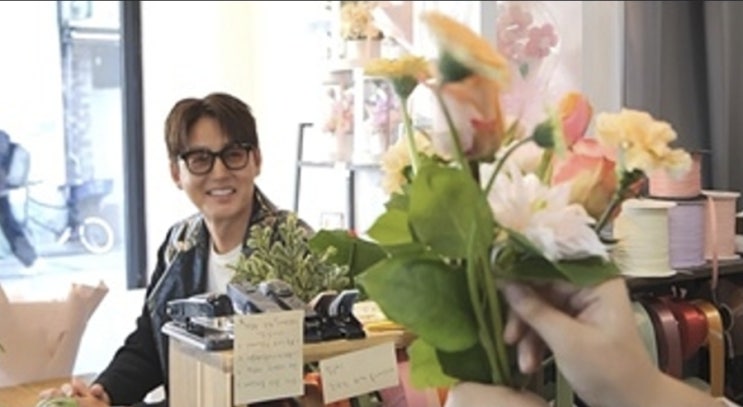   48세 이정진, 왜 이렇게 급했나… 만난 지 세 달 만에 꽃다발?! ‘신랑수업’이 난리난 이유