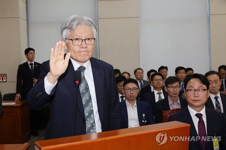<b>공무원</b> ‘<b>복종 의무</b>’ 76년 만에 폐지…이제는 ‘위법 지시는... 