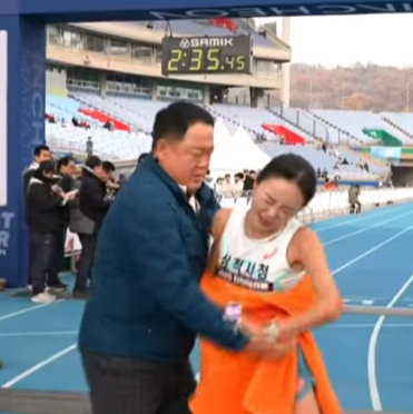 국제<b>마라톤</b> 이수민 선수와 김완기 <b>감독</b>의 <b>신체접촉 논란</b>... 