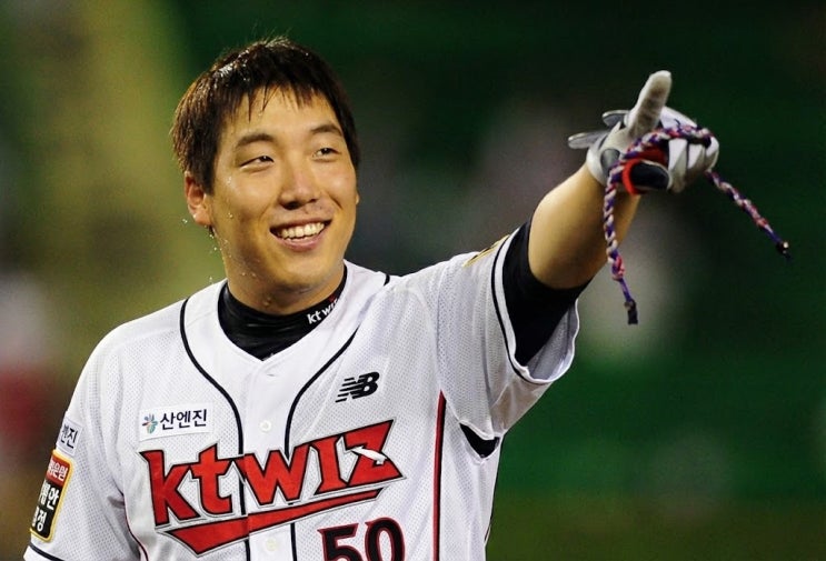 <b>야구선수</b> <b>김현수</b>, KT로 FA 3년 50억 계약…LG 떠나 수원으로... 