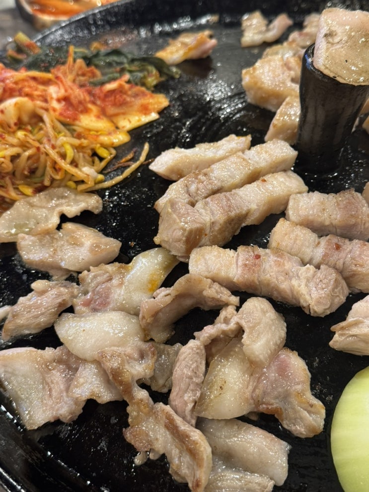  (내돈내산)건대 가성비 고기 맛집, 쫀득한 고기와 고소한 고기 등 다양한 고기를 솥뚜껑에 가성비 넘치게 부담없이 먹을수 있는 건대 먹자골목에 위치한 음식점, 전나도