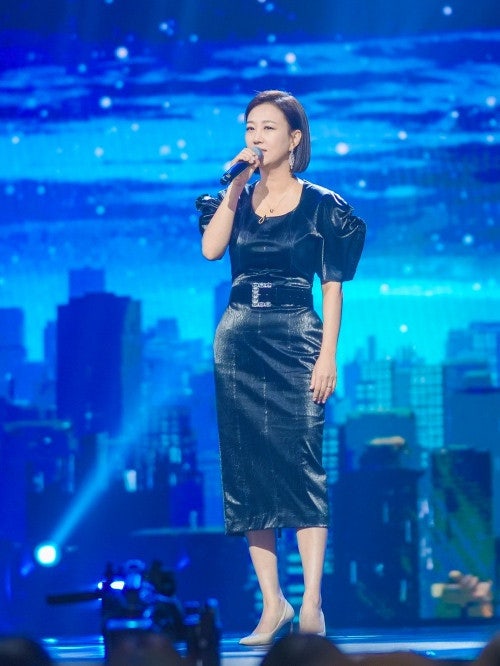 장윤정이 부르는 수은등(水銀燈) 원창 김연자(金蓮子)/어스럼 저녁 길 하나 둘 수은등 꽃이 ....
