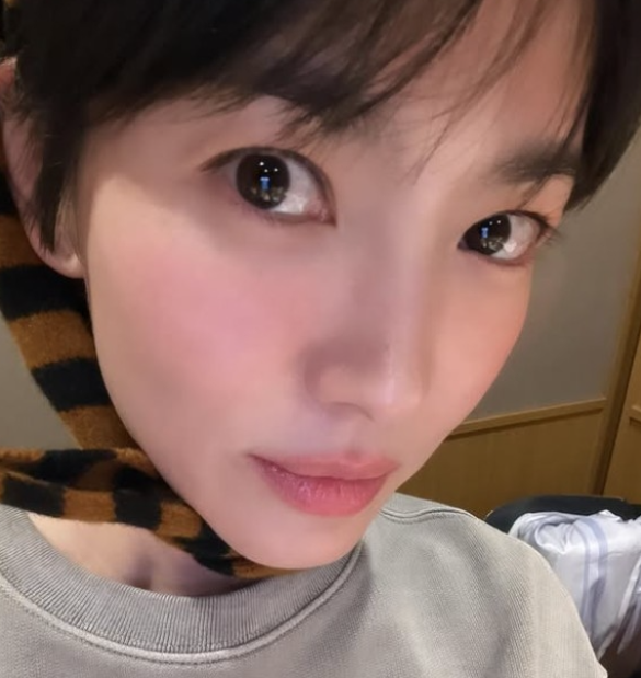   44세 송혜교, 숏컷 이후 완전 소년미 폭발… 동안 미모가 또 리즈 갱신?!