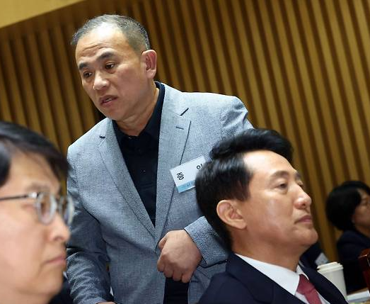 "폰에 명태균 <b>여론조사</b> 6건?"  <b>오세훈</b>의 황당한 변명 "카톡 잘... 