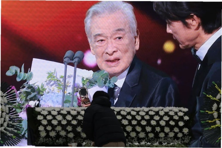 영원한 별, <b>이순재</b> 배우님을 기리며: <b>영결식</b>, <b>추모</b>의 물결이... 