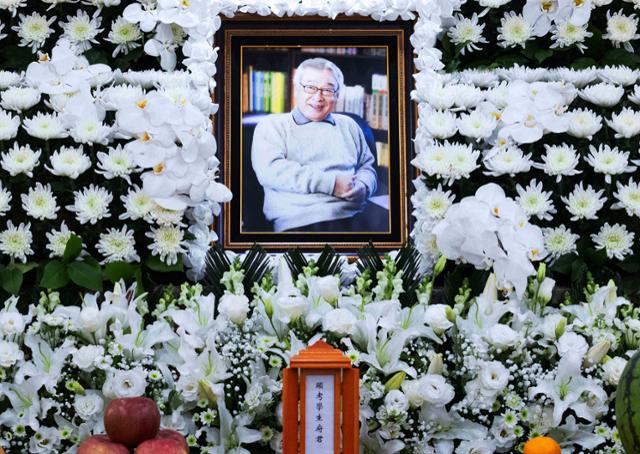 '국민 배우' <b>이순재</b>, 70년 연기... 영예 '<b>금관문화훈장</b>' <b>추서</b>로... 
