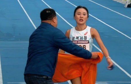 인천 <b>마라톤</b> <b>신체 접촉 논란</b> 의혹 정리, 김완기 <b>감독</b> 해명... 