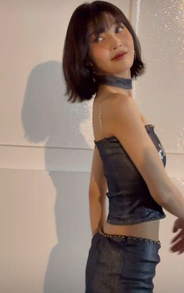  레드벨벳 조이, 크롭톱으로 드러낸 '극세사 몸매'... 더욱 슬림해진 개미허리 눈길