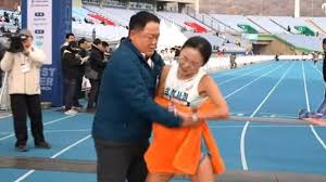 여자마라톤 이수민 골인 후 <b>김완기 감독</b> 신체접촉 논란..그런... 