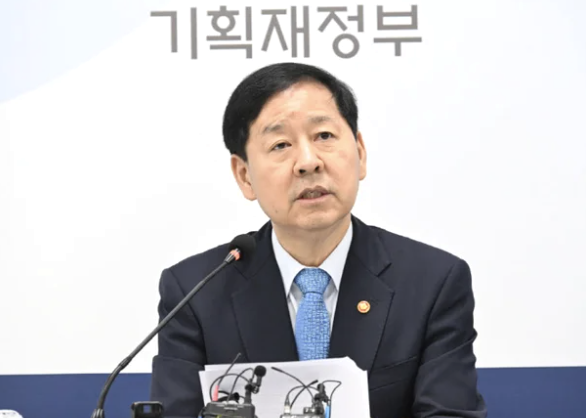 <b>국민연금</b> 활용으로 '환율 쏠림' 잡는다는 정부 이야기