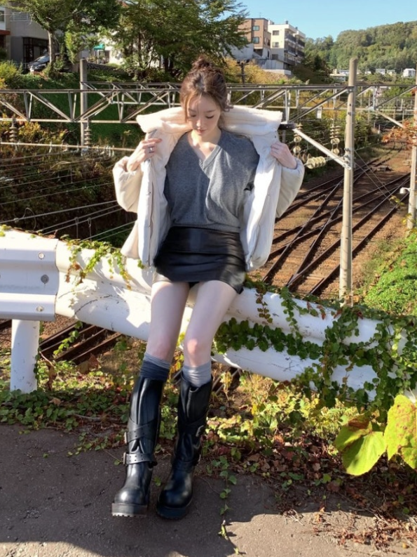   '35세 비주얼 맞아?' 강민경, 동네 산책도 화보처럼! 클로즈업 굴욕 없는 여신 미모!