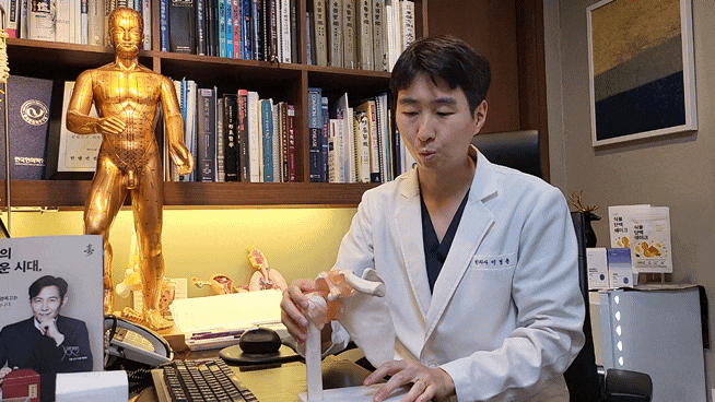  라운드숄더 통증 이유 한의사가 하나하나 알려드립니다.