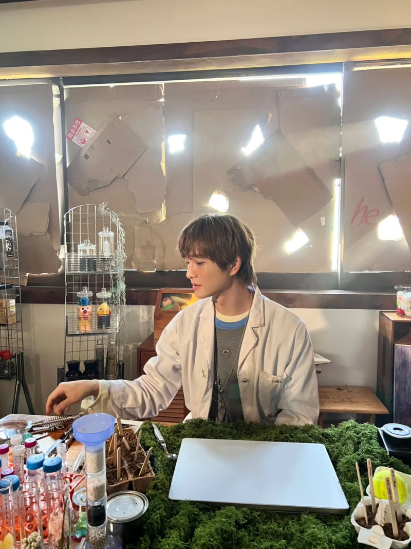 SHINee Onew's Point Item Glasses Styling on Instagram and YouTube