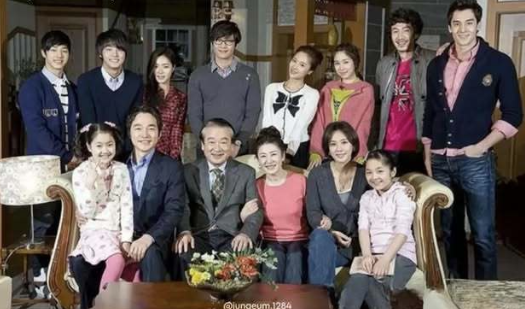   '하이킥' 가족들의 눈물… 故 이순재, 91세 대배우 향한 애틋한 작별 인사들!