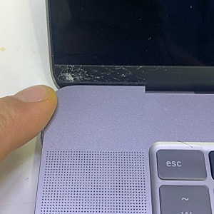 홍대애플병원 - 맥북 액정하단 로고바 손상 깨짐 수리