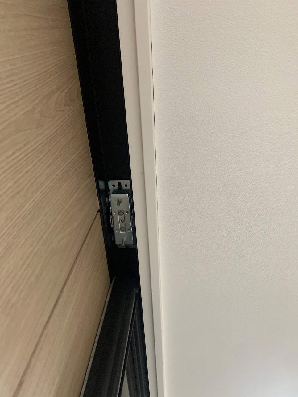 중문수리 필요한 광교 아파트, 빠르게 닫히는 원슬라이딩 중문 댐퍼 교체