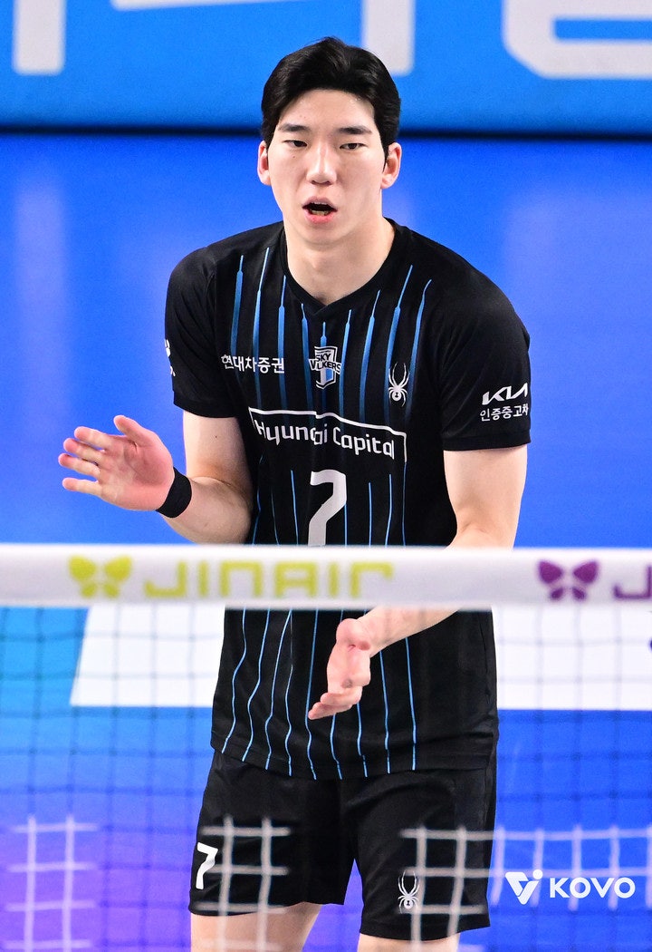 허수봉·<b>레오</b> “기복의 벽 앞 고민”…<b>현대캐피탈</b>, 3위 도약의... 