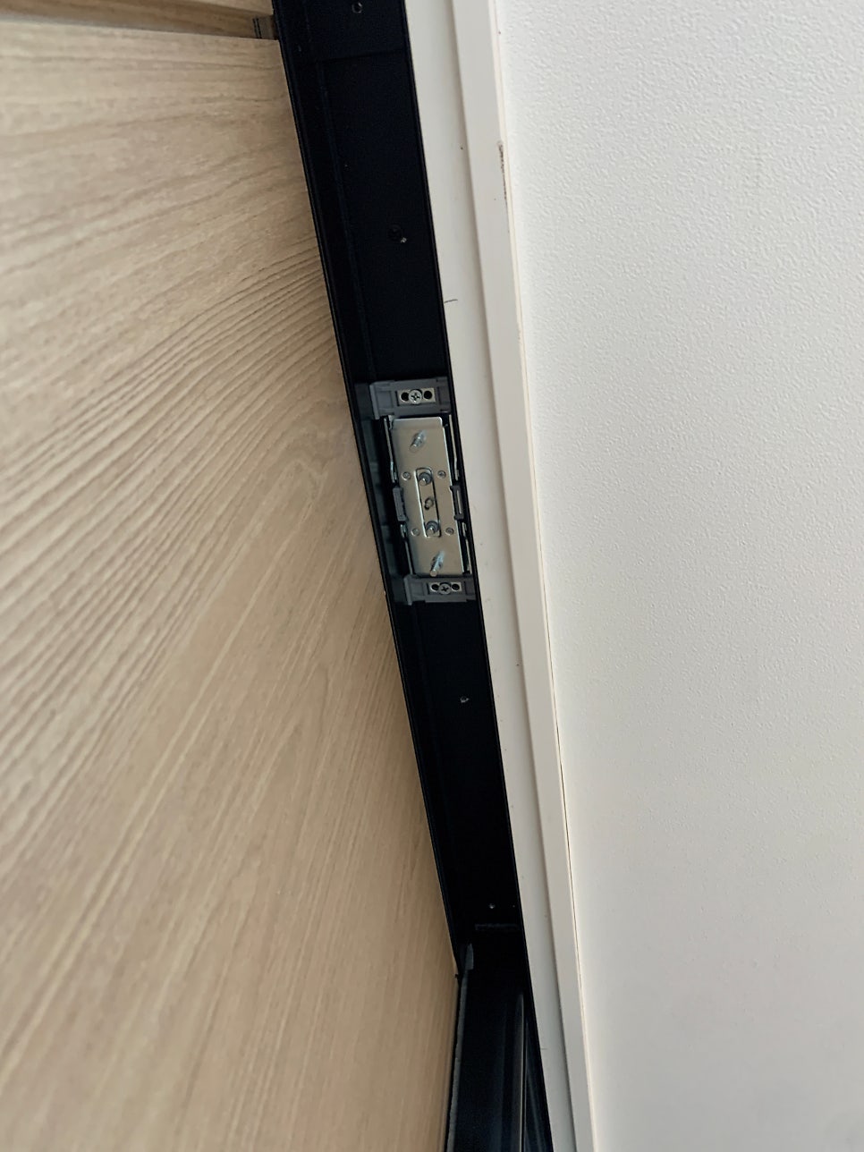 중문수리 필요한 광교 아파트, 빠르게 닫히는 원슬라이딩 중문 댐퍼 교체