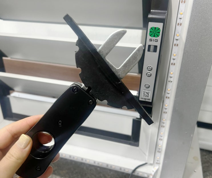  실외기실 루버창 손잡이 고장 자동개폐기로 교체 하면 수리 끝