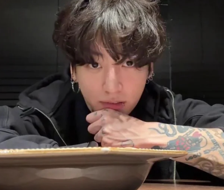  BTS 정국, 위버스 라이브서 ‘성게알 간장 크림 새우 파스타’ 레시피 공개 