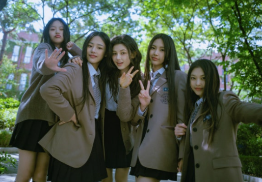   뉴진스, 어도어 복귀 선언하자마자 ‘경사’ 터졌다! K팝 걸그룹 최초 기록 세운 ‘Ditto’의 위엄!