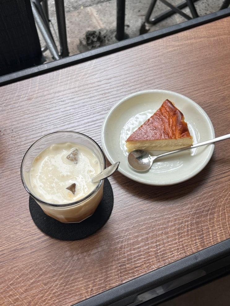  베트남 하노이 여행 도심 속 조용한 현지 카페 briefly on earth coffee
