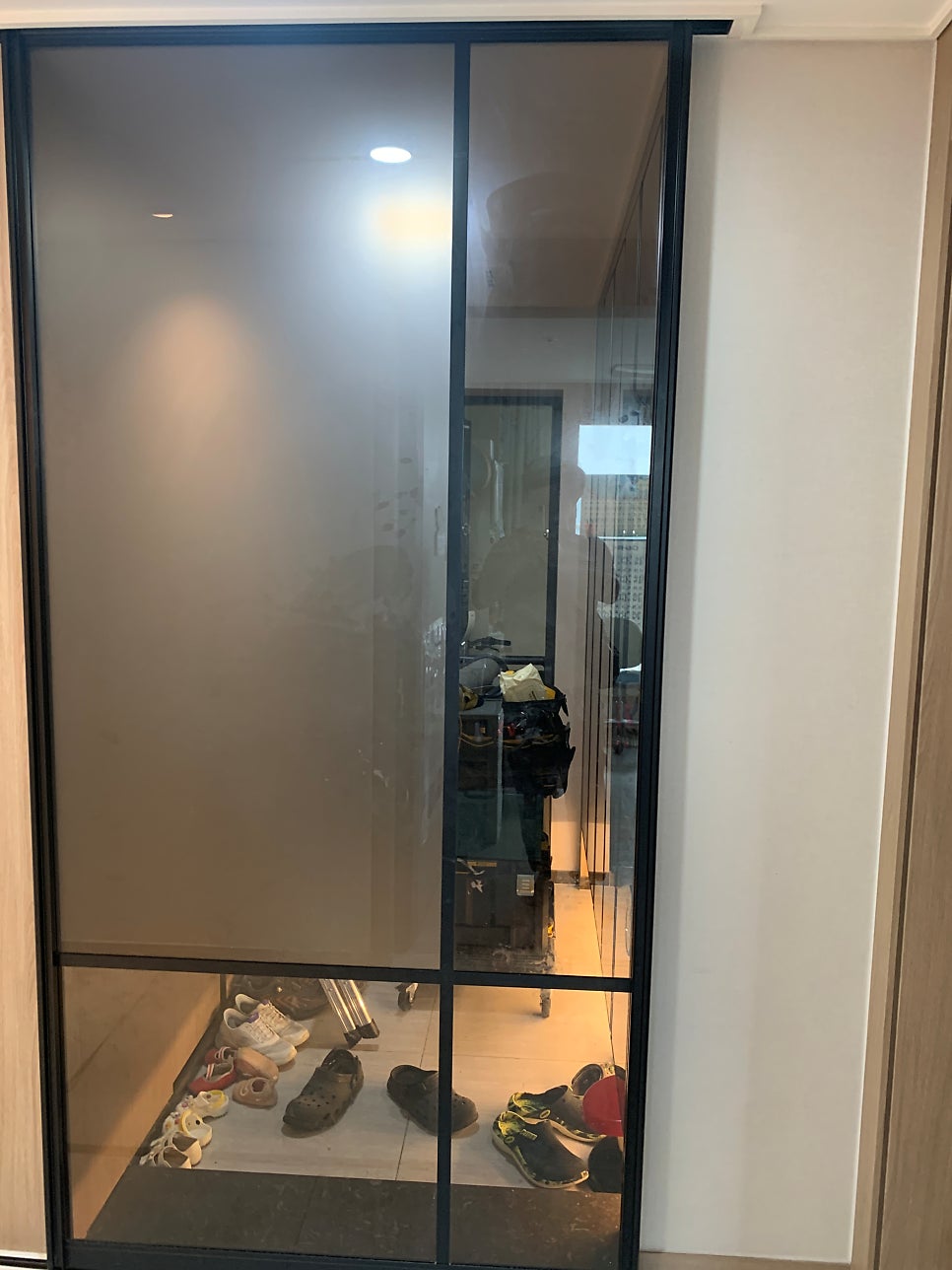 중문수리 필요한 광교 아파트, 빠르게 닫히는 원슬라이딩 중문 댐퍼 교체