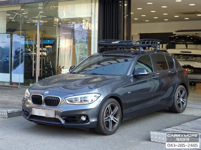 BMW F21 1시리즈 118d 해치백 차량에 툴레 7207 윙바 엣지 픽스포인트 가로바 시스템과 툴레 859 캐....