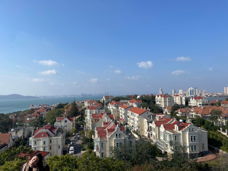  칭다오 소어산 공원(小鱼山公园) 전망대 : 빨간 지붕+바다뷰 포토존
