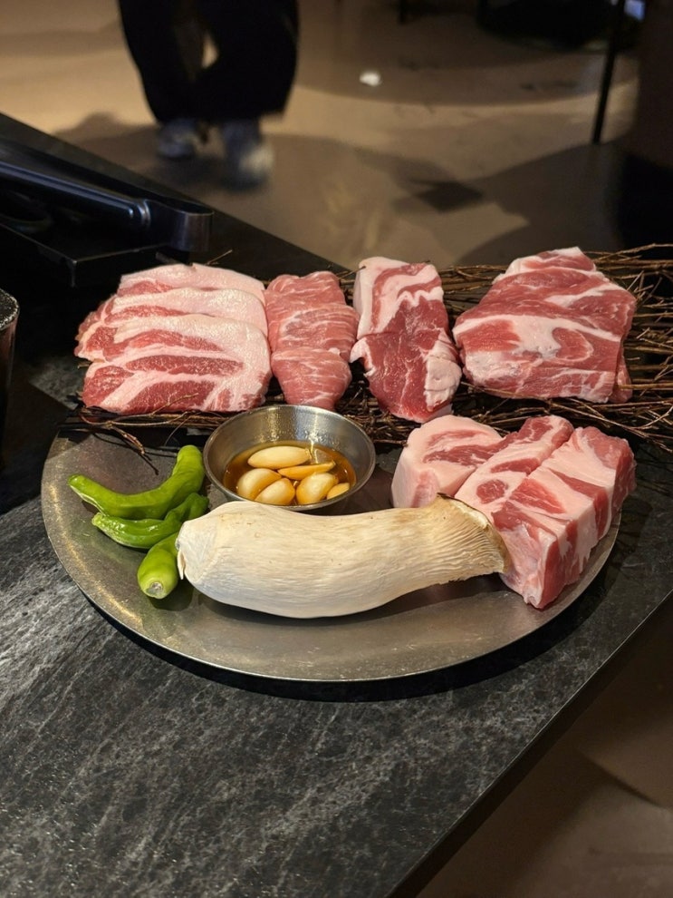  용산역 숙성돼지고기집 구워줘서 깔끔한 직화장인용산점